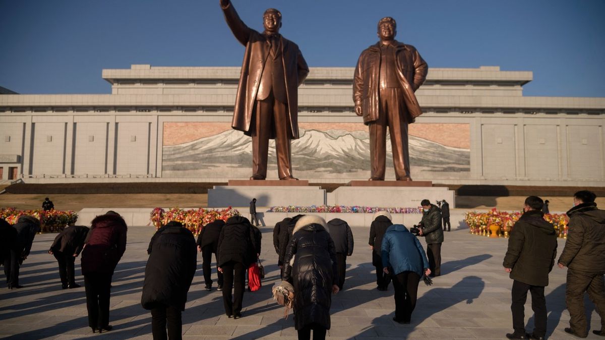 Strach, úplatky, vydírání. Zpráva rozkryla praktiky Kimovy mravnostní čety